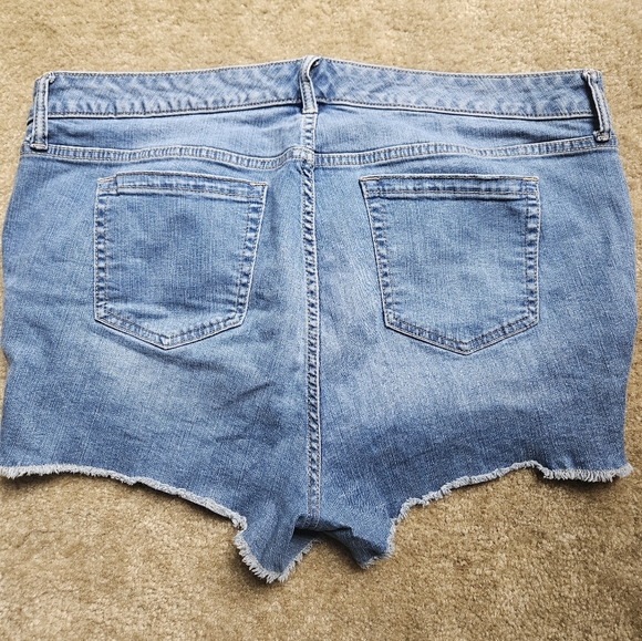 Women's shorts - Picture 2 of 3